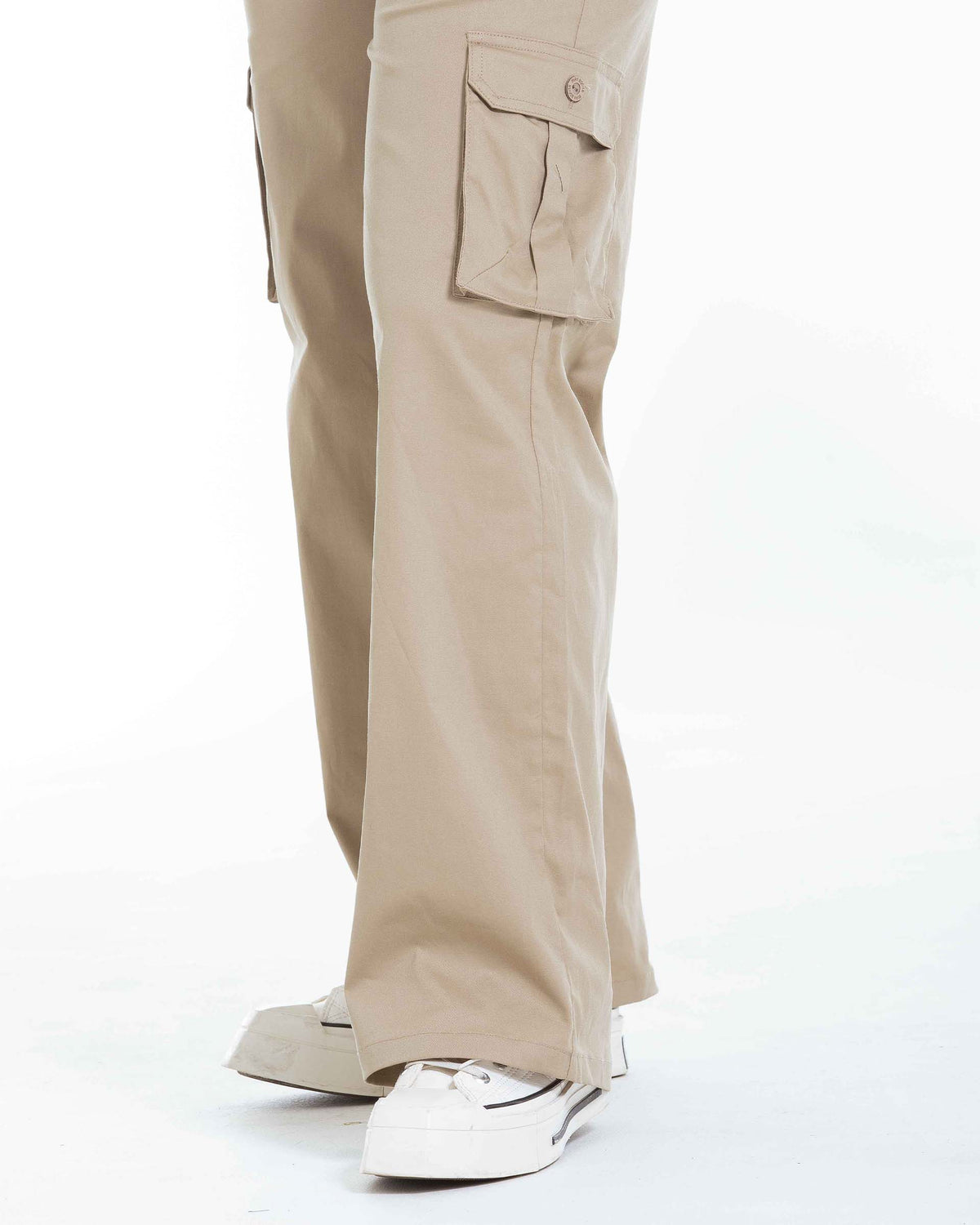 PANTALON BOTA ANCHA CON CORREA HEBILLA FORRADA Y BOLSILLO CARGO CON FUELLE