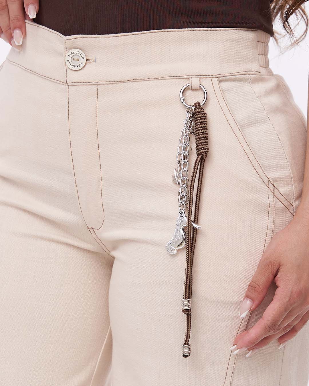 Pantalón con detalles en contraste