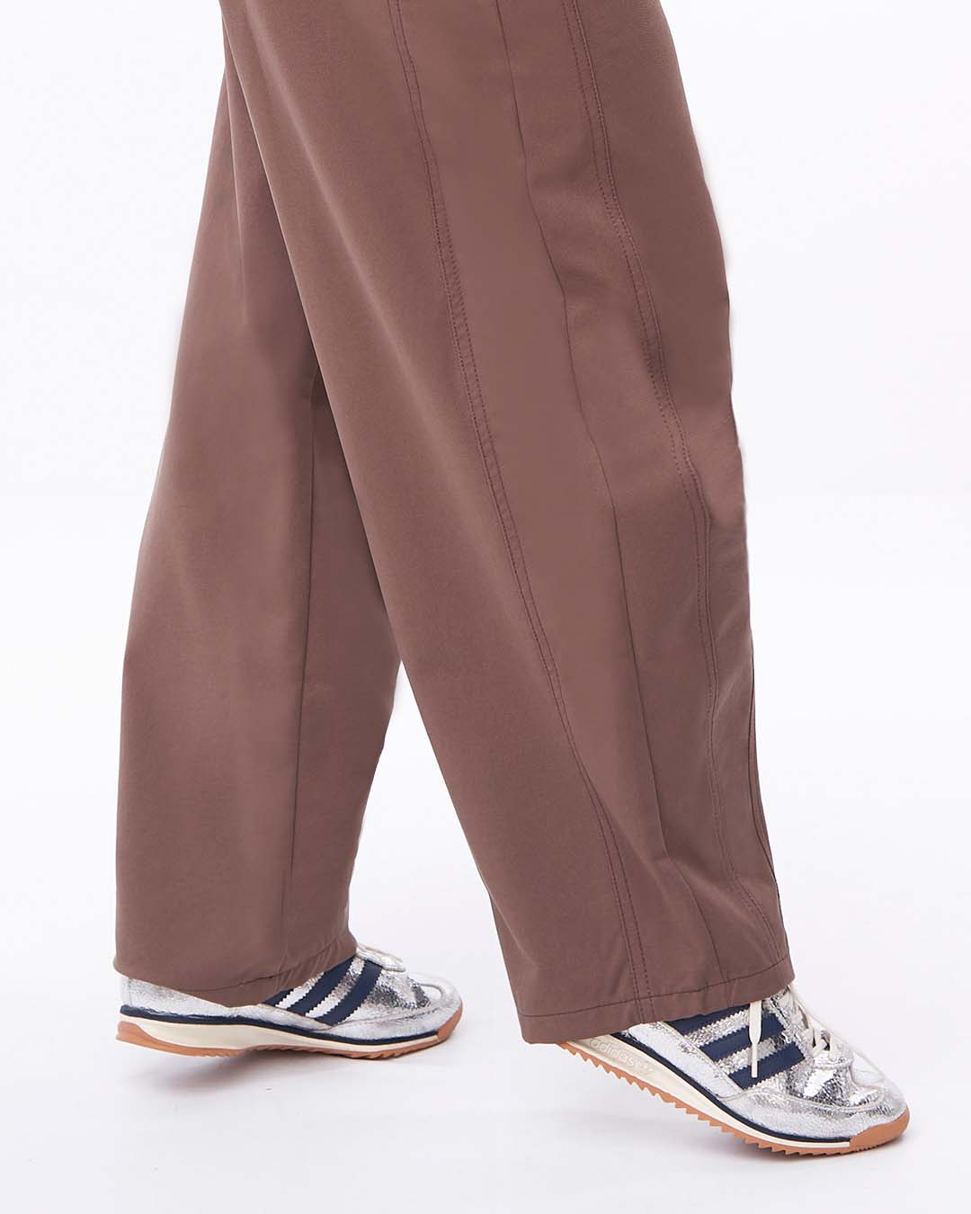 Pantalón barrel con correa