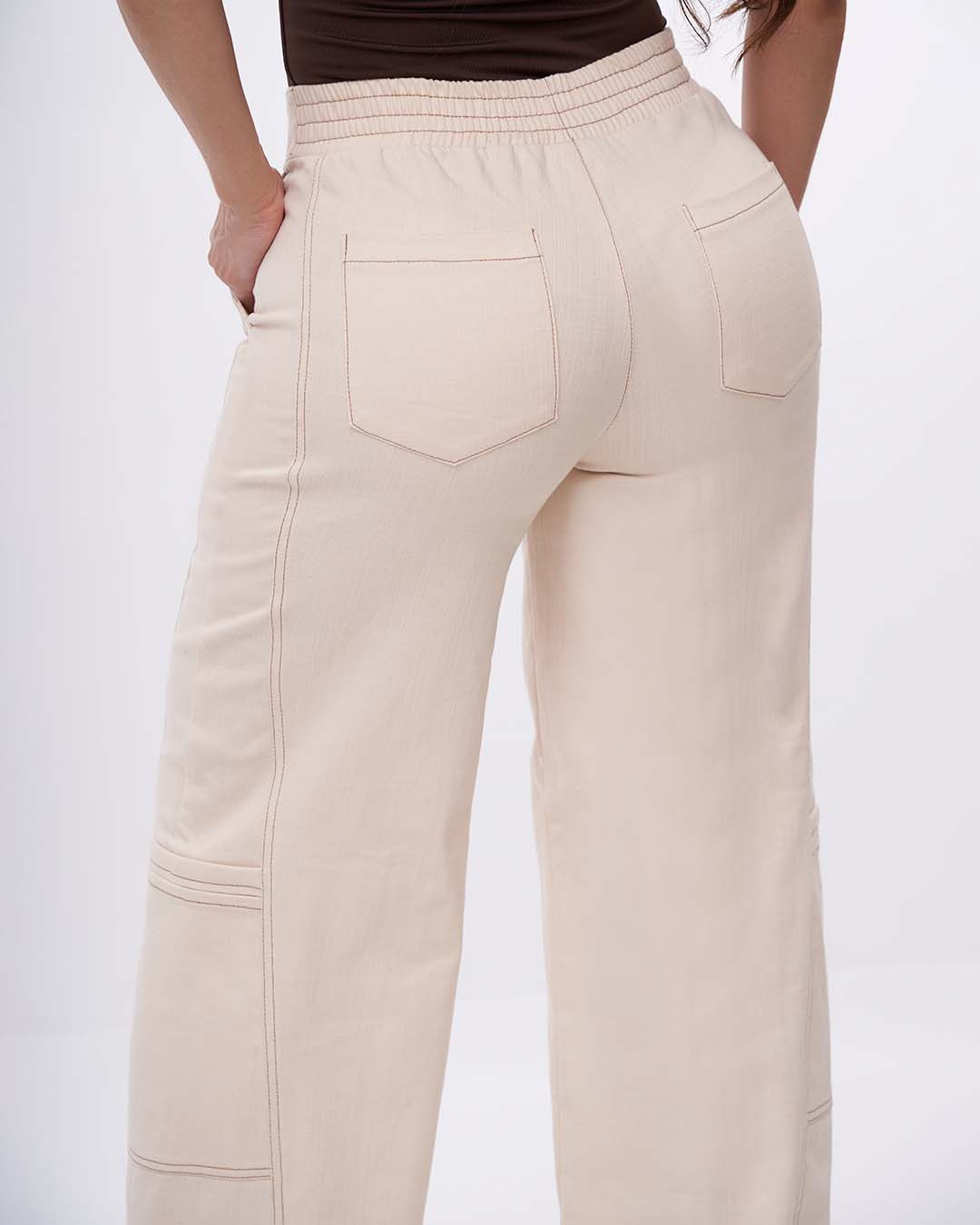 Pantalón con detalles en contraste