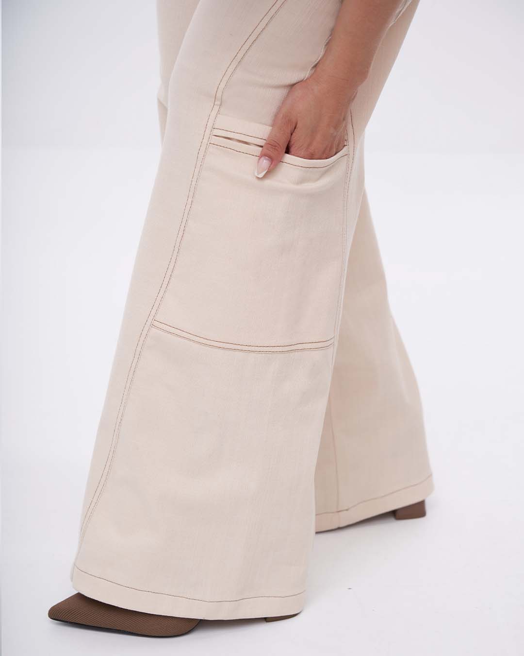 Pantalón con detalles en contraste