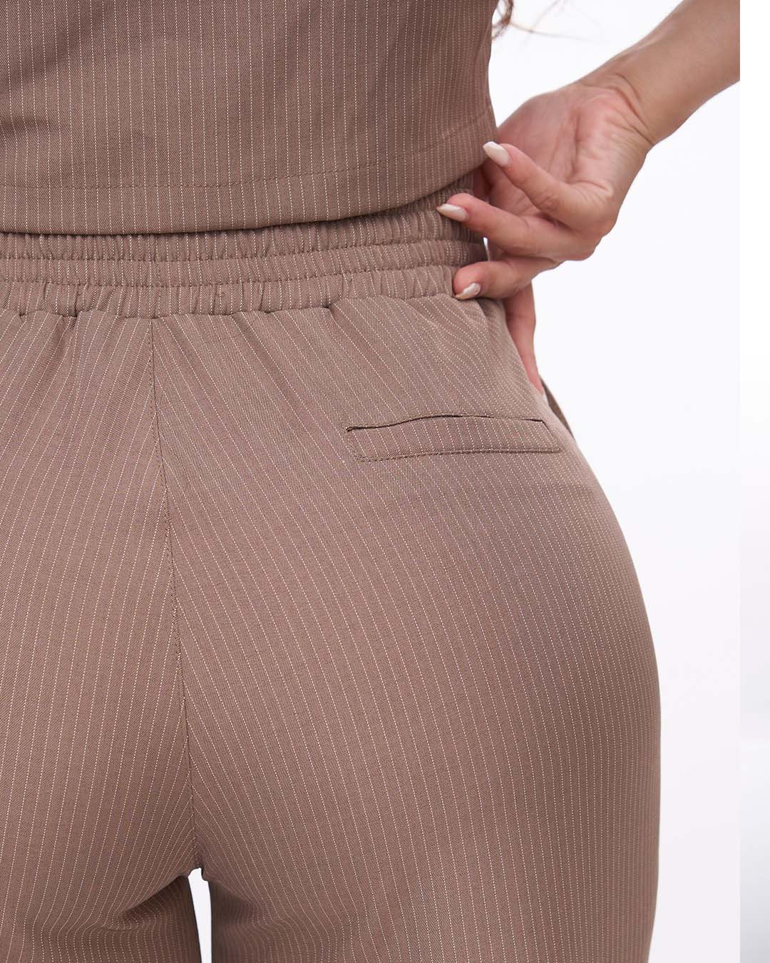 Pantalón a rayas con correa