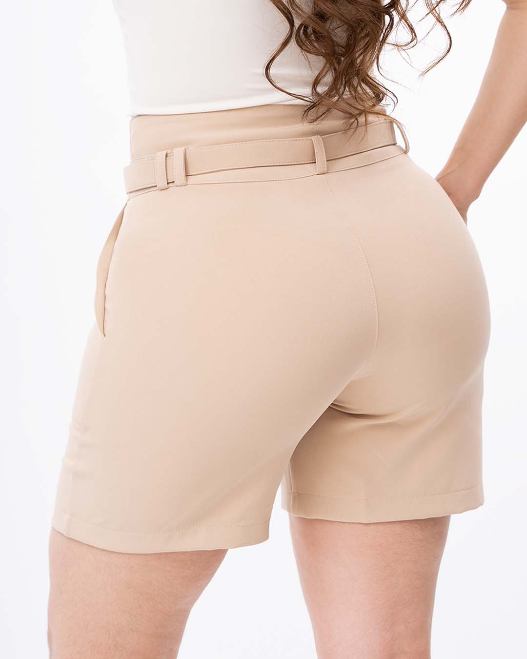 Short con detalles dorados