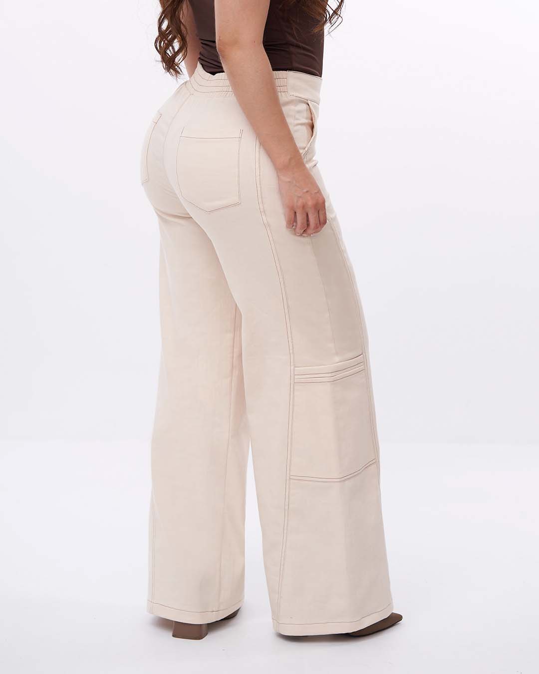 Pantalón con detalles en contraste