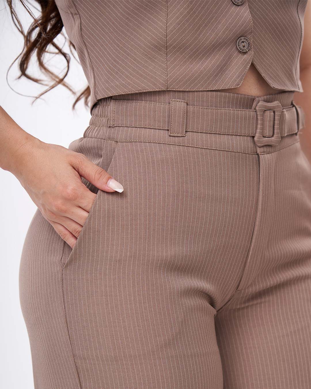 Pantalón a rayas con correa