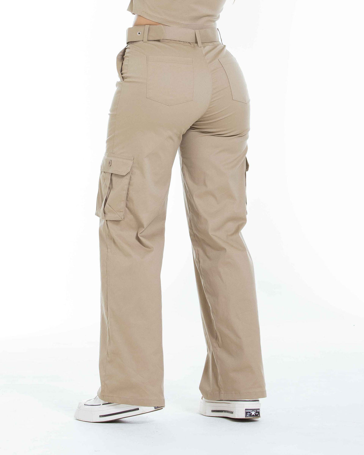 PANTALON BOTA ANCHA CON CORREA HEBILLA FORRADA Y BOLSILLO CARGO CON FUELLE